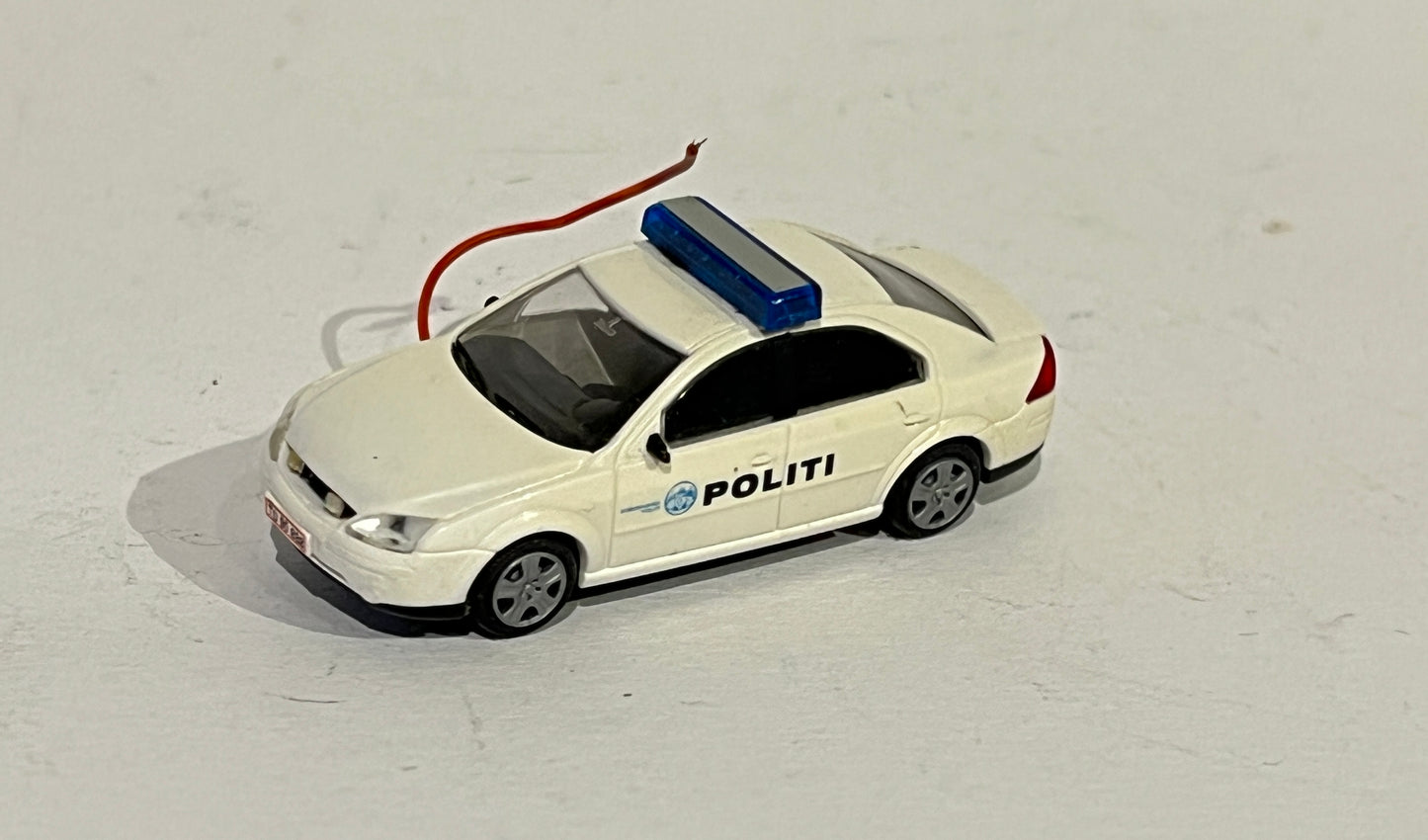 Rietze Ford Mondeo med nødlys